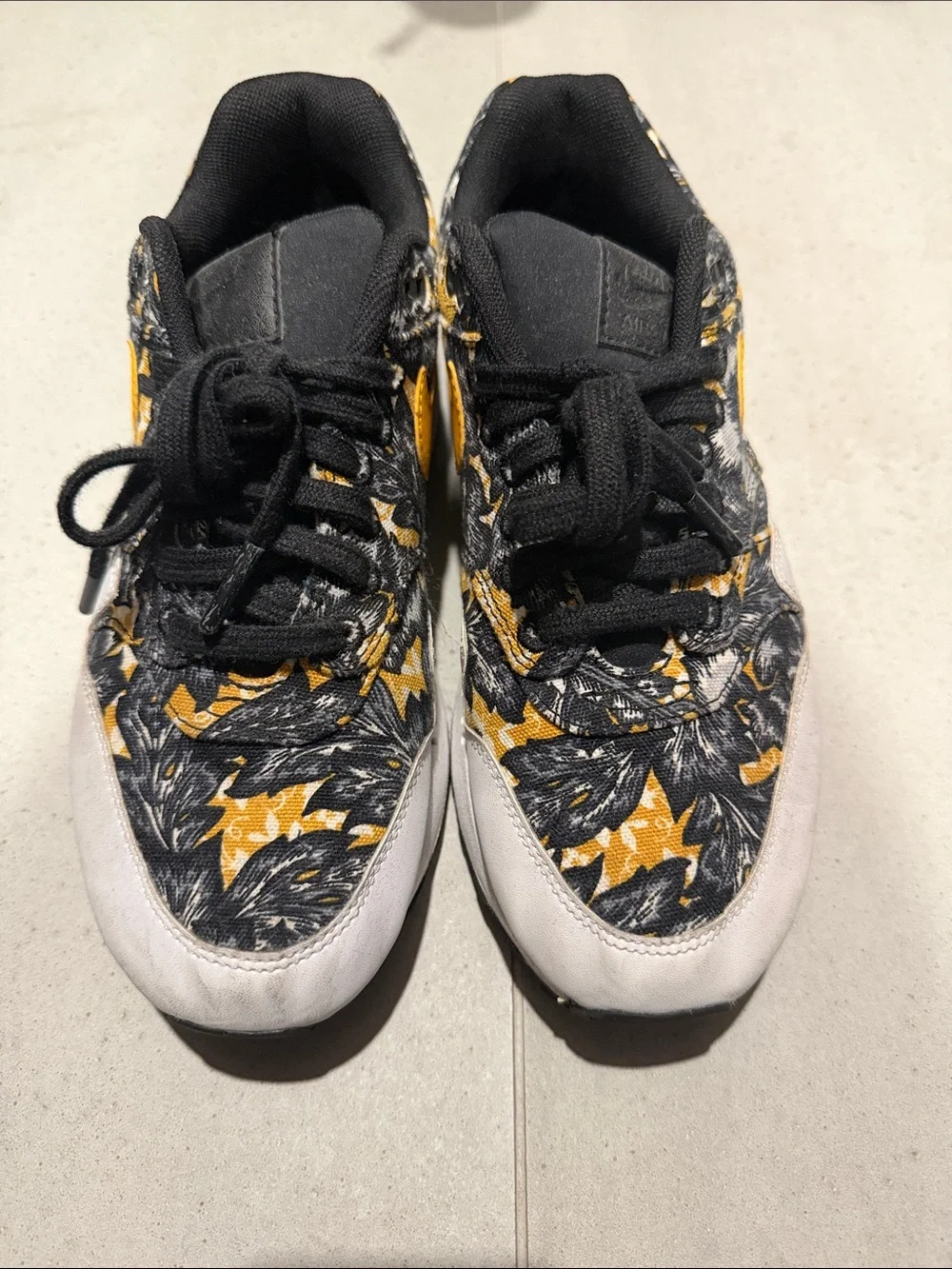 Nike sneakers bold